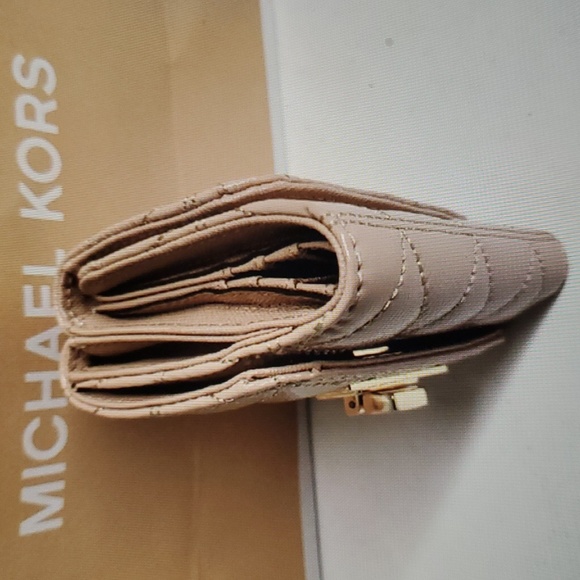 NWT Michael Kors Women's Trifold Polished Leather Wallet OYSTER - Picture 4 of 11